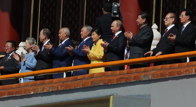 박근혜(가운데) 전 대통령이 2015년 9월 중국 베이징 톈안먼 광장에서 시진핑 중국 국가주석과 블라디미르 푸틴 러시아 대통령 등 각국 지도자들과 함께 중국 전승절 70주년 기념 열병식을 지켜보고 있다. 청와대사진기