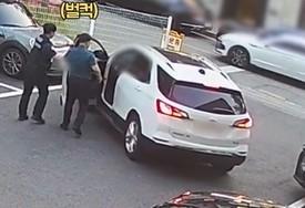 만취 상태로 운전대를 잡은 40대 운전자가 지난 5월26일 대전 유성경찰서 유성지구대 주차장에 차를 세우려다가 적발된 뒤 주차장을 빠져나가려 하자 경찰관이 제지하고 있다. 대전경찰청 제공