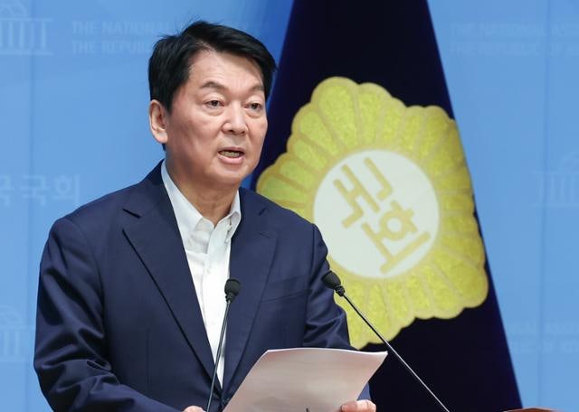 '뉴스공장' 등 <b>대통령실</b> 출입에… <b>안철수</b> "친명 유튜버에 완장 채워준 ...