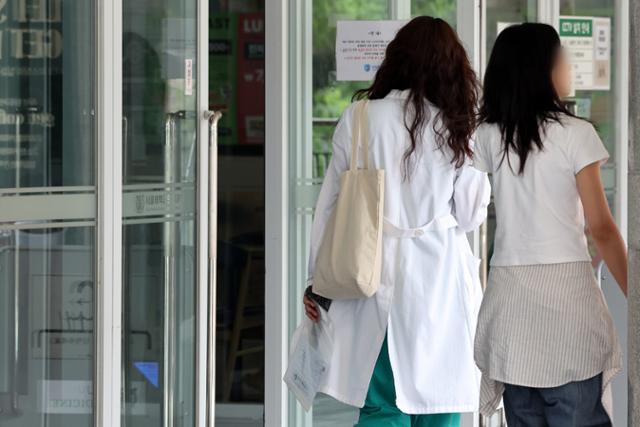 지난 17일 서울의 한 의과대학에서 의대생이 이동하고 있다. 뉴스1