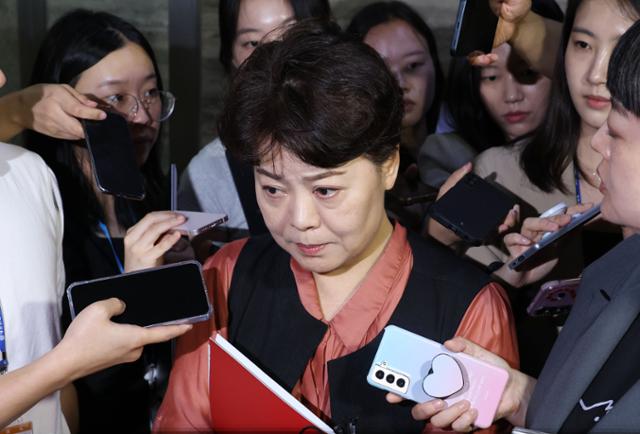 윤희숙 국민의힘 혁신위원장이 17일 국회에서 열린 비상대책위원회 회의를 마치고 취재진의 질문을 받고 있다.<BR> 뉴스1