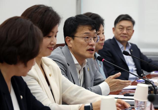 21일 서울 여의도 국회의사당에서 더불어민주당 소속 박주민(가운데) 국회 보건복지위원장이 같은 당 의원들과 중증질환연합회 간 간담회를 시작하며 인사말을 하고 있다. 뉴시스