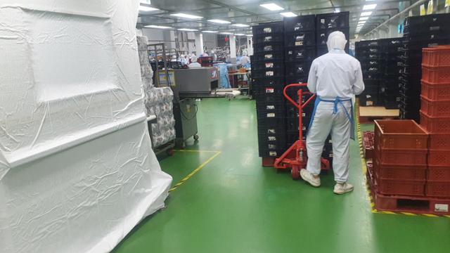 2022년 경기 평택시 SPL(SPC그룹 계열사) 빵 공장에서 노동자가 소스 혼합기에 빨려 들어가 사망한 사고가 발생했다. 사망한 노동자는 야간 시간에 일을 했다. 사진은 사고 다음날 노동자가 빨려 들어갔던 기계(왼