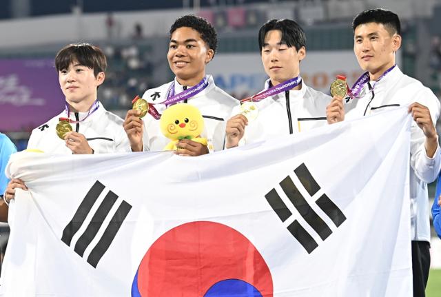 '올림픽 출전 보인다'... <b>남자 육상 계주</b>, 세계종합대회 사상 첫 금메달