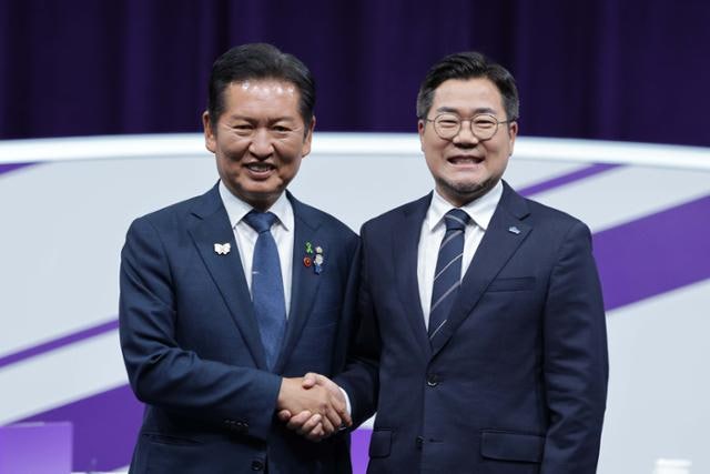 민주 전대 하루 앞두고 거칠어진 '입'… 정청래 "의원 숫자 장사" 박찬대 "편 가르기 구태"