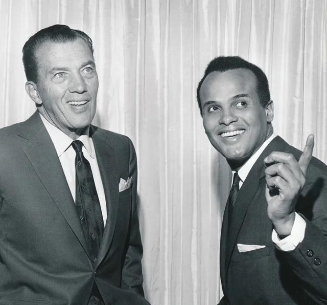 에드 설리번은 TV출연 금지 명단에 올라 있던 흑인 가수 해리 벨라폰테(오른쪽)를 처음 방송 무대에 올린 것으로도 유명하다. 넷플릭스 제공