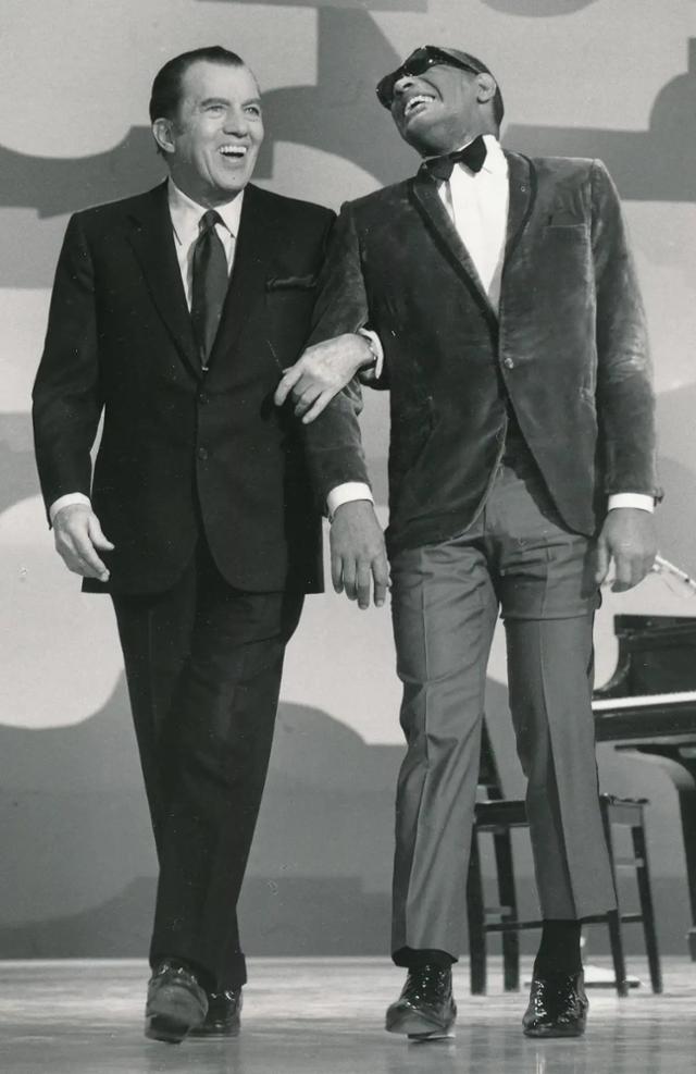 에드 설리번(왼쪽)과 가수 레이 찰스. 넷플릭스 제공