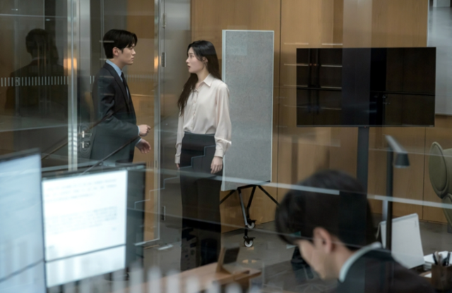 [HI첫방] 법정물 대세… '<b>에스콰이어</b>', <b>이진욱</b>·<b>정채연</b> 순항 시작