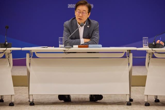 '휴가 중' 이 대통령 "폭우 <b>피해 최소화</b> 위해 '적극 행정' 해 달라"