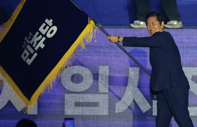 정청래 더불어민주당 대표가 2일 경기 고양 킨텍스에서 열린 전당대회에서 당대표에 당선된 뒤 당 깃발을 흔들고 있다. 하상윤 기자