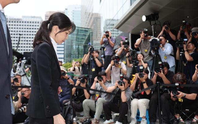 도이치모터스 주가조작 연루 의혹 등을 받는 김건희 여사가 6일 오전 서울 종로구 김건희 특검팀(특별검사 민중기)사무실에 피의자 신분으로 소환되고 있다. 뉴시스