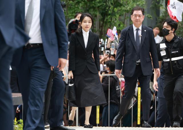 윤석열 전 대통령 부인 김건희 여사가 6일 서울 종로구 KT광화문빌딩 웨스트에 마련된 민중기 특별검사팀에 피의자 신분으로 첫 출석하고 있다. 전·현직 대통령 부인이 수사기관에 피의자로 공개 출석하는 것은 헌정사상 처