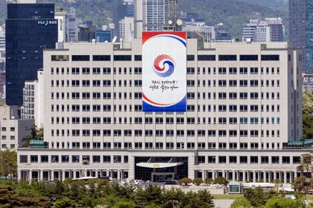 [단독] 尹 <b>대통령실</b> SOS 문자 받은 '신의한수' 휴대폰, 아직 압수 안 됐...