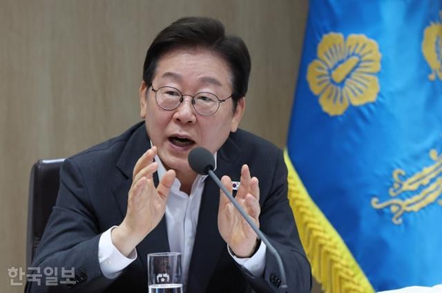 이 대통령, 하루 앞당긴 내일 <b>조국</b>·<b>윤미향 사면</b> 여부 결정... "서둘러 민...
