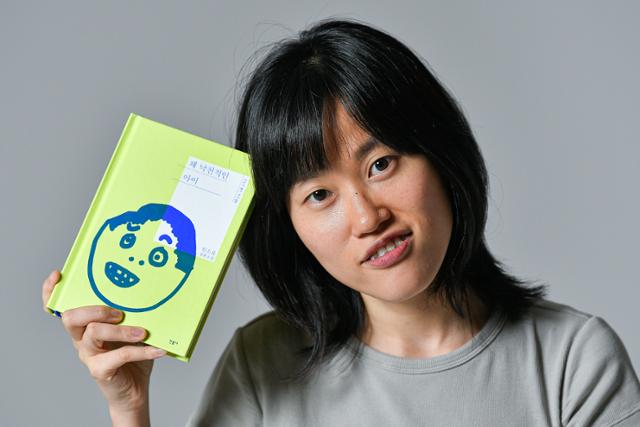 원소윤 작가가 8일 서울 중구 한국일보사에서 최근 출간한 장편소설 