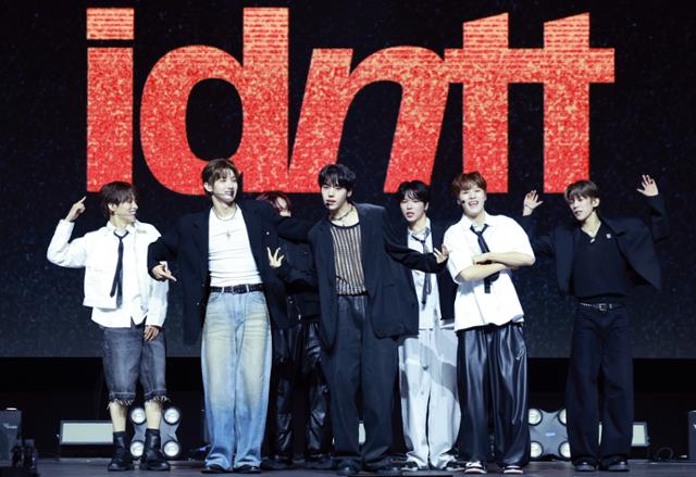 "롤모델은 세븐틴"... '24인조' 아이덴티티 포문 연 <b>유네버멧</b>, <b>빌보드</b> 정...