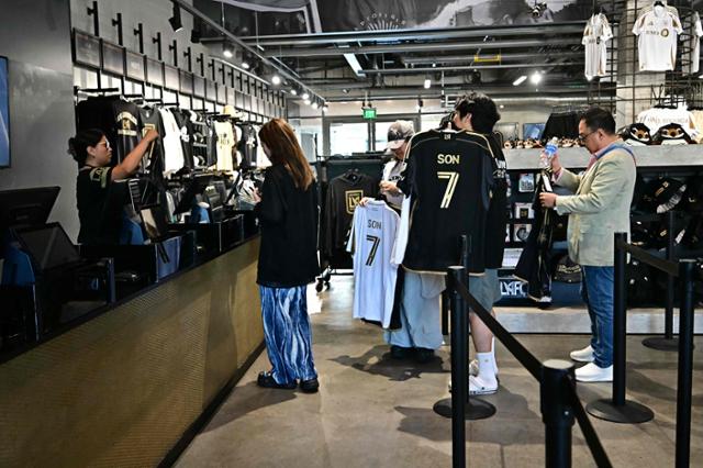 손흥민의 로스앤젤레스(LA)FC 입단 발표가 있던 7일(한국시간) 미국 LA의 BMO 스타디움 내 LAFC 공식 스토어에서 고객들이 손흥민의 유니폼을 구매하기 위해 줄을 서고 있다. LA=AFP 연합뉴스