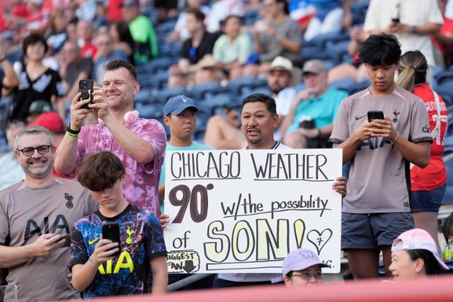 10일(한국시간) 미국 일리노이주 브리지뷰 시트긱 스타디움에서 열린 로스앤젤레스(LA)FC와 시카고 파이어FC의 경기에서 일부 축구 팬들이 손흥민의 전 소속팀이었던 토트넘 유니폼을 입고 응원하고 있다. 브리지뷰=AF