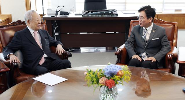 김영훈(오른쪽) 고용노동부 장관이 지난달 24일 서울 마포구 한국경영자총협회를 방문해 손경식 경총 회장과 대화를 나누고 있다. 뉴스1