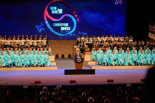이재명 대통령이 15일 서울 종로구 세종문화회관에서 열린 제80주년 광복절 경축식에서 경축사를 하고 있다. 대통령실 제공