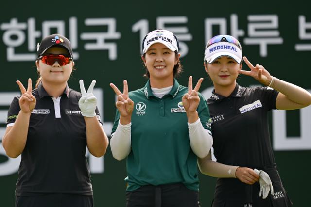 이틀 동안 버디만 15개... '리틀 박세리' <b>홍정민</b>, 단독 <b>선두</b> 질주