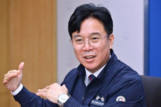 "대통령이 저를 대화방에 초대했다" 24시간 울리는 '산재방'이 있다 [인...