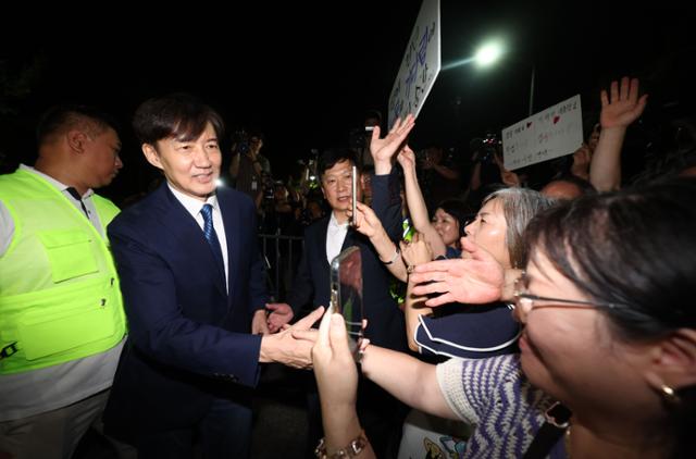 조국 전 조국혁신당 대표가 15일 오전 서울 구로구 서울남부교도소에서 광복절 특사로 출소하며 지지자들과 악수하고 있다. 뉴시스