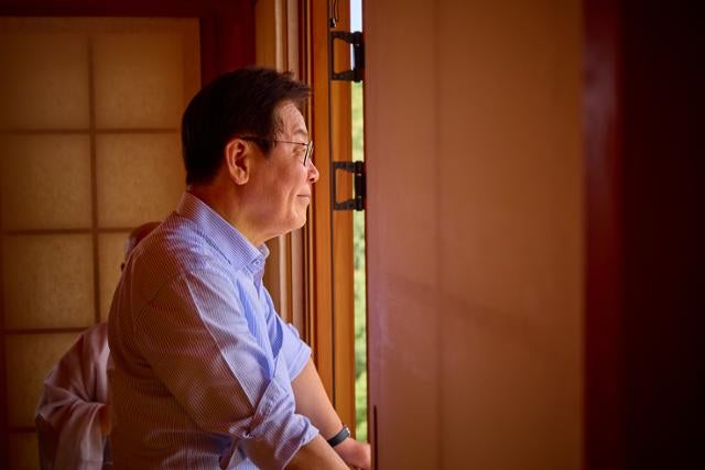 '조국 폭탄'에... 이재명 대선 승리 일등공신 서울·중도·20대 민심부터 휘청였다