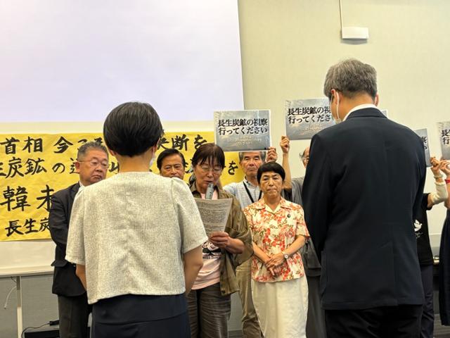 일본 시민단체 '조세이 탄광 수몰 사고를 역사에 새기는 모임'의 이노우에 요코(가운데) 공동대표가 19일 도쿄 참의원 의원회관에서 열린 정부 교섭회에서 시민단체 측 의견을 전달하고 있다. 도쿄=류호 특파원