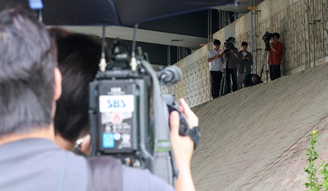 20일 이태원 참사 현장 지원 이후 우울증을 앓던 30대 소방대원 박모(30)씨가 경기도 시흥 수도권 제1순환고속도로 교각 아래에서 숨진 채 발견됐다. 뉴스1