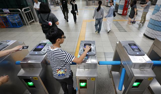 시민들이 지난달 29일 서울의 한 지하철역 개찰구에서 교통카드를 태그하고 있다. 뉴시스