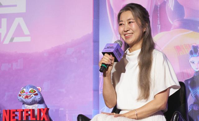 애니메이션 영화 '케이팝 데몬 헌터스'를 연출한 매기 강 감독이 22일 서울 용산구 CGV용산아이파크몰에서 열린 기자간담회에서 답하고 있다. 넷플릭스 제공