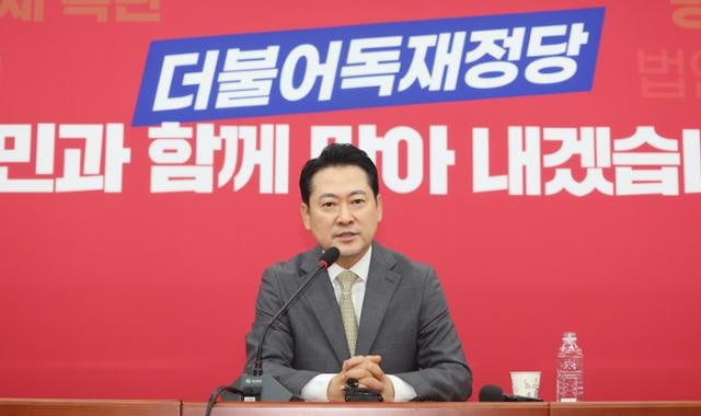멀어진 민심·찬탄파 붙잡으려면 투쟁만큼이나 쇄신 속도 내야... 장동혁의 '가시밭길'