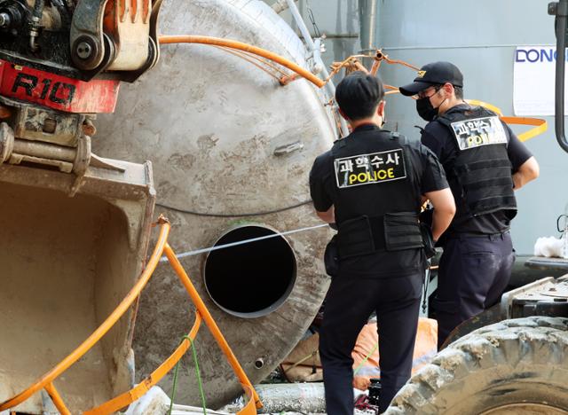 On the afternoon of the 21st, at a ready-mix concrete plant in Suncheon, Jeollanam-do, workers fell unconscious while cleaning a makeshift tank. In this accident, three workers died. The photo shows the Police Scientific Investigation Unit conducting a site investigation. Yonhap News