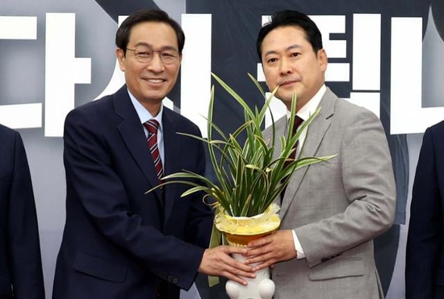 [사설] 누가 더 센가 다투는 <b>정청래</b>·<b>장동혁</b>, <b>민심 경쟁</b>을 하라