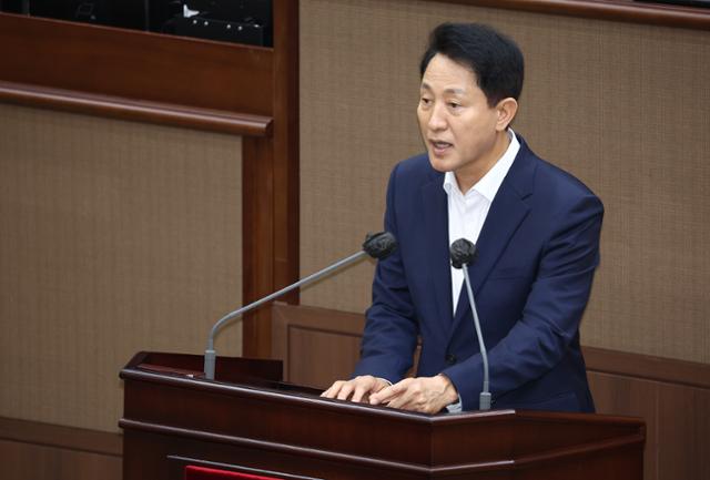 오세훈 서울시장이 27일 서울 중구 서울시의회에서 열린 제322회 시의회 임시회 개회식에서 신임 간부를 소개하고 있다.연합뉴스