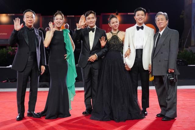 “박찬욱! 이병헌!” 9분간 기립 박수… 베니스의 밤은 ‘어쩔 수 없이’ 뜨거웠다