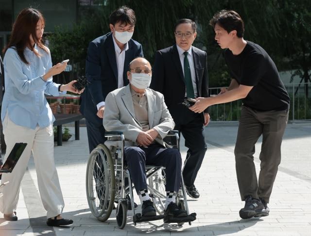 [속보] <b>이봉관</b> 서희건설 <b>회장</b> '휠체어' <b>특검 출석</b>... 김건희 목걸이 선물