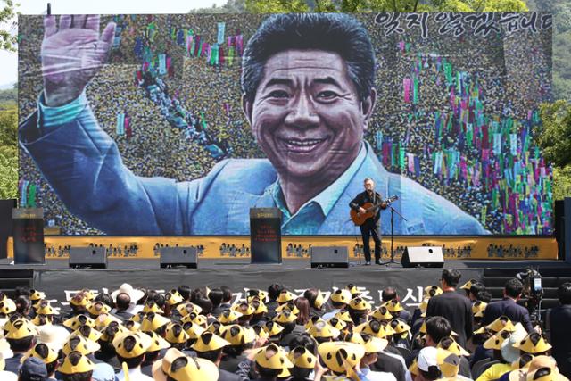 가수 정태춘이 경남 김해시 진영읍 본산리 봉하마을에서 열린 노무현 전 대통령 서거 10주기 추도식에서 추모공연하고 있다. 한국일보 자료사진