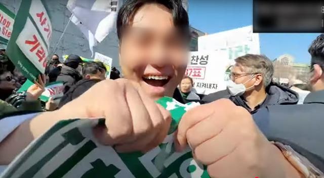 '잘생긴 형'의 미용 이야기···그러다 왜곡된 역사관 씨앗을 뿌린다