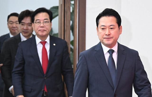 "정치 깡패" "미친 잭 스미스냐"... <b>특검</b>과 <b>전면전</b> 선포한 국힘 '격앙'