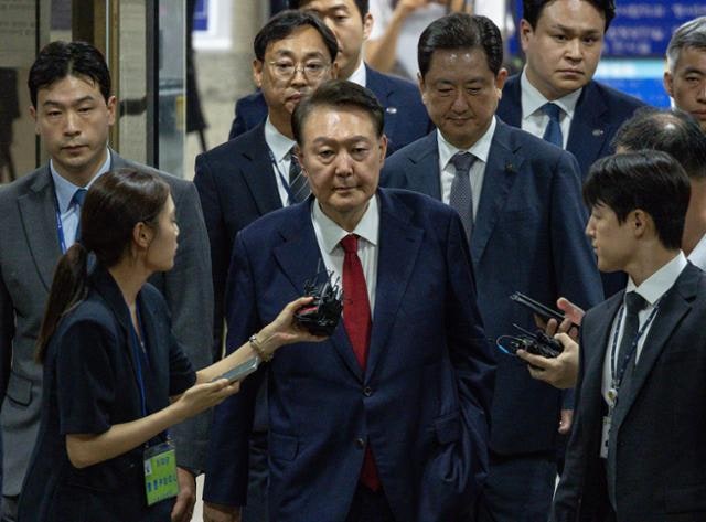 재판 안 나가는 尹 "군인들 수사·재판 멈춰달라... 매일 기도"