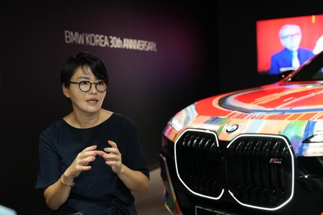 프리즈 서울에 특별한 i7이 떴다..."BMW가 예술에 진심인 이유죠"