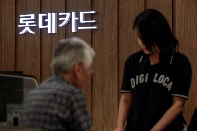 [사설] 해킹 사고 17일 만에 안 롯데카드... 금융사 보안 이래서야