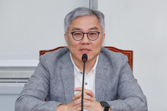 더불어민주당 교육연수원장에 임명된 최강욱 전 의원이 22일 오전 서울 여의도 국회에서 열린 최고위원회의에 참석해 인사말을 하고 있다.뉴스1