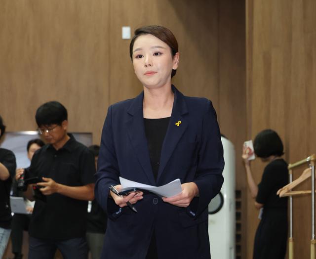 국혁신당 강미정 대변인이 4일 서울 여의도 국회 소통관에서 당내 성비위 의혹과 관련한 탈당 기자회견에 나서고 있다. 연합뉴스