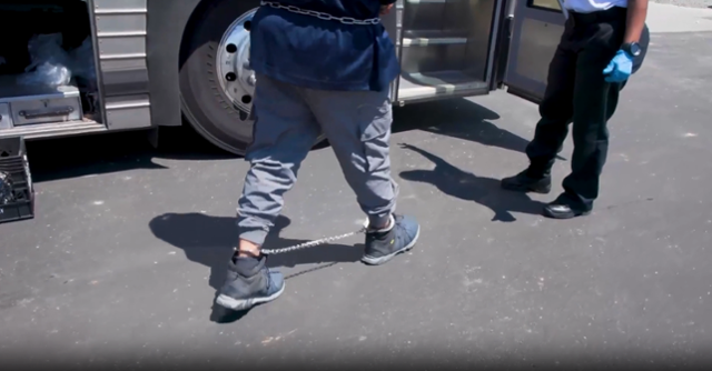 미국 이민 당국이 4일 조지아주 현대차-LG엔솔 합작 배터리 회사 공장 건설 현장에서 집행한 이민 단속 당시 발에 사슬이 묶인 채 버스에 태워지는 직원. ICE 홈페이지 캡처