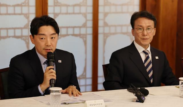 美서 <b>구금</b>된 <b>한국인</b> 300여 명 <b>석방 교섭</b> 마무리... 체류 자격 문제 남아