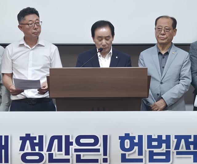 송기섭(가운데) 진천군수가 지난달 11일 충북도청에서 류윤걸(오른쪽) 광복회충북지부장, 정덕희(왼쪽) 이상설선생기념사업회 사무국장 등과 함께 기자회견을 열어 친일 잔재 청산을 촉구하고 있다. 한덕동 기자
