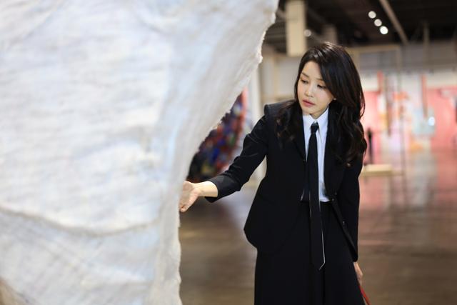 김건희 여사가 2023년 6월 13일 광주 북구 광주비엔날레 전시관에서 진행 중인 제14회 광주비엔날레를 찾아 작품을 살펴보고 있다. 대통령실 제공
